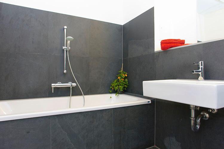 Spacious Studio Apartment Friedrichshain Berlino Camera foto